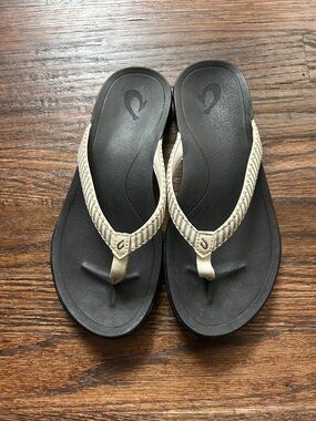 OluKai Women’s Ho'opio Sandal. Size 7. Color is Bone/Stripe (gray/white).